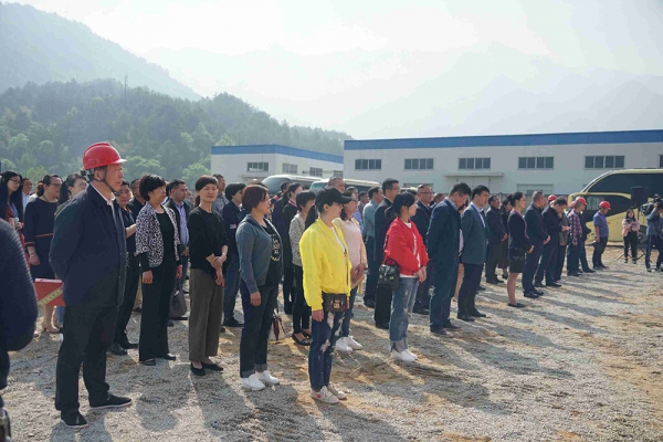 景寧畬族自治縣在鳳凰學校建設工程項目部舉行集中開工儀式